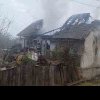 Incendiu la Odvoș: o casă a fost complet distrusă și proprietarul a ajuns la spital