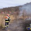 Incendiu puternic de vegetație pe Valea Dâmboviței! O persoană a suferit arsuri