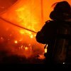 Incendiu violent la o casă din Dâmbovița! Pompierii au intervenit în forță pentru evacuarea unei persoane surprinsă de flăcări