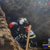 Intervenție dramatică pentru salvarea unui muncitor prins sub un mal de pământ, în Dâmbovița! Pompierii militari acționează la foc automat