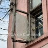 Pericol pe strada Sabinelor din Constanta! Geamul agatat de la o fereastra reprezinta un risc pentru trecatori! (FOTO)