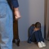 Fetiță de 11 ani din Vrancea, violată repetat de concubinul mamei sale; aceasta i-a spus fiicei să tacă pentru că „râde lumea”