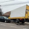 Accident în Cluj! O mașină și un camion s-au ciocnit pe un drum din localitatea Luna - FOTO