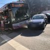 Accident între o mașină și autobuzul 25 pe Bulevardul Nicolae Titulescu din Cluj-Napoca! Două persoane, transportate la spital