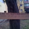 Anunț în Mănăștur, Cluj-Napoca, scris pe un placaj și bătut într-un copac: ”Care vă faceți nevoile…” - FOTO