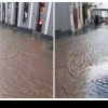 Inundație pe strada Matei Corvin. Clujenii sunt puși pe glume: ”Trebuie înmuiat pământul, să sape mai ușor la metrou” - VIDEO