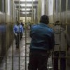 O femeie a încercat să introducă 4 telefoane în Penitenciarul Gherla. Le-a ascuns într-un televizor