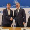 Primarul comunei Margineni semnează contractul de finanțare pentru modernizarea drumurilor locale
