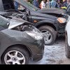 Deva: Patru mașini avariate și trei persoane rănite, într-un accident rutier, în zona pizzeriei Veneția. Un stâlp de electricitate a fost pus la pământ
