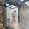 Incendiu într-o gospodărie din Banpotoc! Pompierii au salvat casa oamenilor și locuința din imediata apropiere