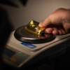 Aurul înregistrează un nou record istoric de peste 2.200 de dolari uncia
