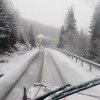 DRDP Craiova: Pe DN 67C, zona montană, a început să ningă, se acţionează cu utilaje cu lamă şi material antiderapant / Nu vă deplasaţi cu autovehiculele neechipate corespunzător pentru iarnă – FOTO / VIDEO