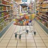 Închiderea supermarketurilor în weekend e „dată în calcul”