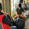 Poliția Locală Timișoara explică de ce l-a sancționat pe tânărul care transporta un sac de peturi în tramvai
