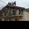 Casă ce ardea în Bârnova, salvată la timp de pompierii ieșeni. Flăcările au fost localizate doar la nivelul acoperișului