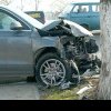 Un șofer de 18 ani neexperimentat s-a izbit cu mașina de un pom, pe o stradă din Huși