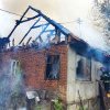 UPDATE: Incendiu la o locuință din Gura Văii! Tavanul casei s-a prăbușit, iar pompierii caută eventuale victime sub ruine