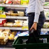 O casieriţă din supermarket a arătat cum ar fi păcăliţi clienţii să dea bani mai mulţi