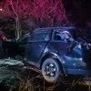 Accident grav la ieșire din Fălticeni. Un bărbat a murit și altul a scăpat ca prin minune cu viață după ce au ieșit cu mașina în decor (FOTO)