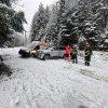 Accident grav pe drumul către Mănăstirea Piatra Tăieturii de la cota 1.600 plin de zăpadă și gheață. O șoferiță a scăpat mașina de sub control și ca să se salveze a sărit suferind răni grave. Ambulanța a suferit și ea avarii find trimisă încă una (foto)