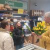 Primarul Ion Lungu continuă tradiția de a oferi flori femeilor din Suceava cu ocazia zilei de 8 martie (foto)