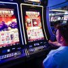 Zeci de mii de români sunt dependenți de jocurile de noroc