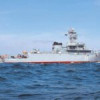O navă militară și un elicopter caută o mină marină în apele României