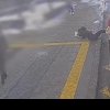 Adolescent căutat de poliție după ce ar fi pipăit o fată în autobuz, iar apoi a împins-o pe scări VIDEO