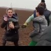 Amalia Bellantoni, colega de partid a Dianei Şoşoacă, și fiul acesteia, filmați în timp ce lovesc cu picioarele mai mulți bătrâni - VIDEO 