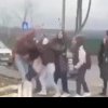 Bătaie generalizată, în fața unui liceu din Bârlad. Două eleve s-au păruit, iar mai apoi au început și mamele să-și împartă palme VIDEO
