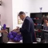 Ciolacu, gest emoționat de 1 Martie: premierul le-a oferit flori angajatelor de la Guvern. Imagini inedite VIDEO