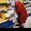 Imaginea neputinței: O bătrânică a fost filmată în timp ce își numără și calculează fiecare bănuț la cumpărăturile dintr-un supermarket. VIDEO viral