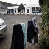 24 de români cazați într-o casă din Olanda și-au îngrozit vecinii: „Unul era pe acoperișul meu, își pierduse papagalul”