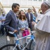 Bicicleta primită de Papa Francisc de la ciclistul Egan Bernal a fost vândută la licitație