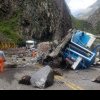 Doi șoferi de TIR au scăpat cu viață din camioanele strivite de bolovani uriași. Reacția unuia dintre ei a fost filmată. VIDEO
