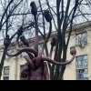 „Hidra”, statuia care a fost vandalizată la Iași, va fi scoasă la licitație. „Ideea lucrării este că s-a schimbat clasa politică doar la față”, spune autorul