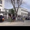Incident la Ambasada Rusiei de la Chișinău. Bărbat reținut după ce a aruncat peste gard „două recipiente cu substanțe inflamabile”