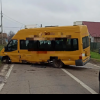 Microbuz școlar, implicat într-un accident pe un drum din Tulcea. Doi elevi au ajuns la spital