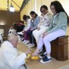 Papa Francisc a spălat picioarele a 12 femei, într-o închisoare din Roma. „Fiecare are povestea lui, dar Domnul ne așteaptă mereu cu brațele deschise”