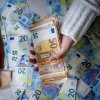 Plic cu 16.800 de euro, găsit de o femeie lângă o clinică medicală din Piatra-Neamţ. Cine era proprietarul și pentru ce erau banii
