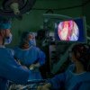 Premieră în România: medicii de la Spitalul Militar Central au realizat o operaţie pe creier prin pleoapă