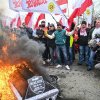 Proteste violente la Varșovia ale agricultorilor polonezi. Manifestanții au incendiat un sicriu, în fața sediului guvernului condus de Tusk | VIDEO