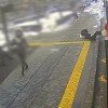 Un tânăr acuzat că a agresat sexual o fată într-o staţie de autobuz din Piteşti și apoi a împins-o din autobuz a fost arestat preventiv