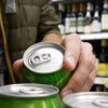Vânzarea băuturilor energizante către minori a fost interzisă. Ce amenzi primesc magazinele care încalcă legea