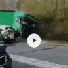 Un șofer român de TIR s făcut prăpăd – a intrat în viteză într-o coloană de 15 mașini