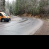 Atenție carosabil umed! Drumarii au scos utilajele pe șoselele din zona de munte din Neamț