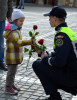 Flori și zâmbete oferite de polițiștii, jandarmii și pompierii braşoveni, în Piaţa Sfatului