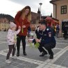 Pompierii brașoveni au oferit flori și zâmbete de 1 Martie