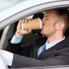 Ai voie să bei apă sau cafea în maşină? Ce spune legea despre luatul mâinilor de pe volan