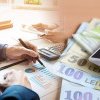 Cresc salariile în România! Bugetarii care vor primi mai mulți bani din martie 2024